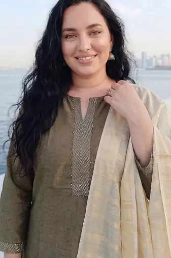 Women Regular Thread Work Kurta with Trousers & With Dupatta