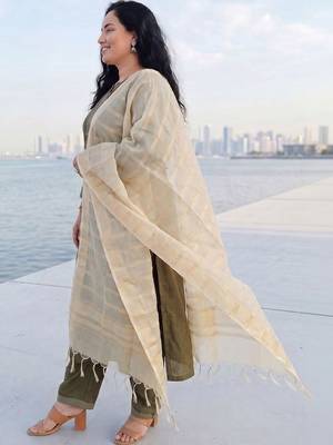 Women Regular Thread Work Kurta with Trousers & With Dupatta 3