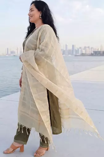 Women Regular Thread Work Kurta with Trousers & With Dupatta
