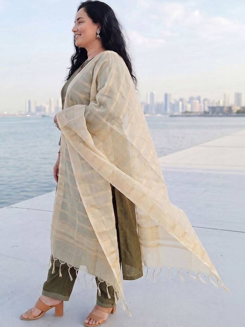 Women Regular Thread Work Kurta with Trousers & With Dupatta