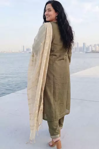 Women Regular Thread Work Kurta with Trousers & With Dupatta