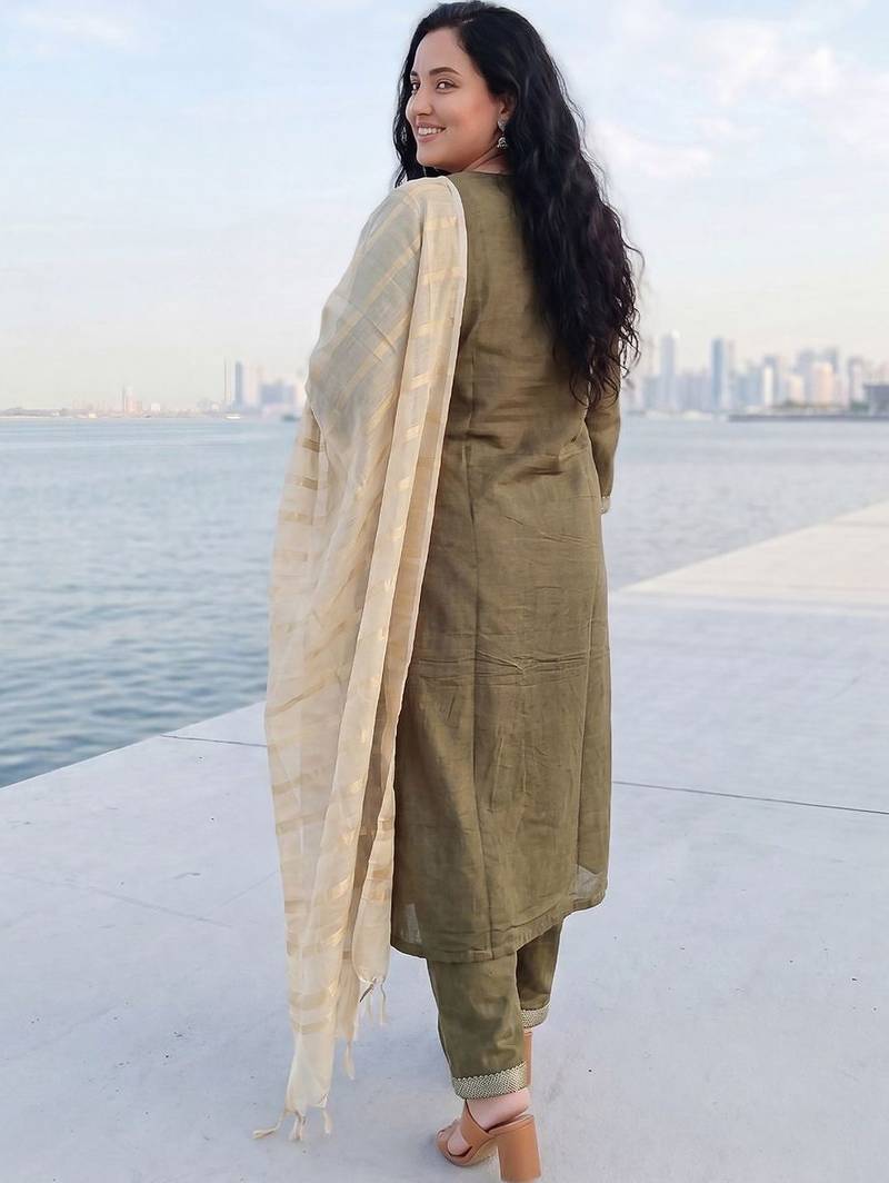 Women Regular Thread Work Kurta with Trousers & With Dupatta