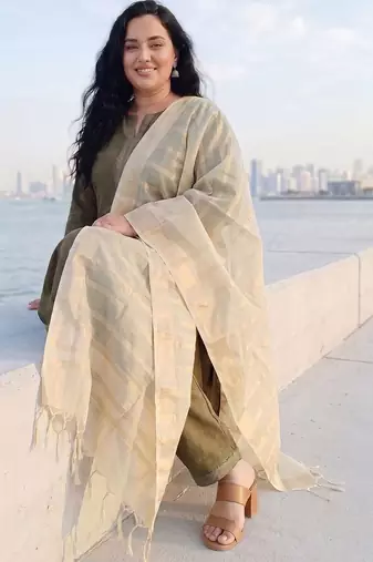 Women Regular Thread Work Kurta with Trousers & With Dupatta