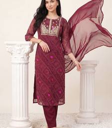 Women Bandhani Dyed Regular Thread Work Kurta with Trousers & With Dupatta