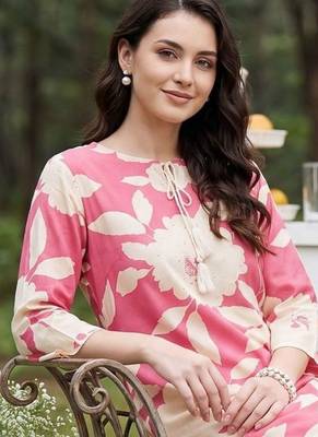 Women Floral Printed Regular Kurta with Trousers 1