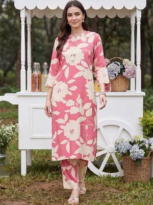 Women Floral Printed Regular Kurta with Trousers 3