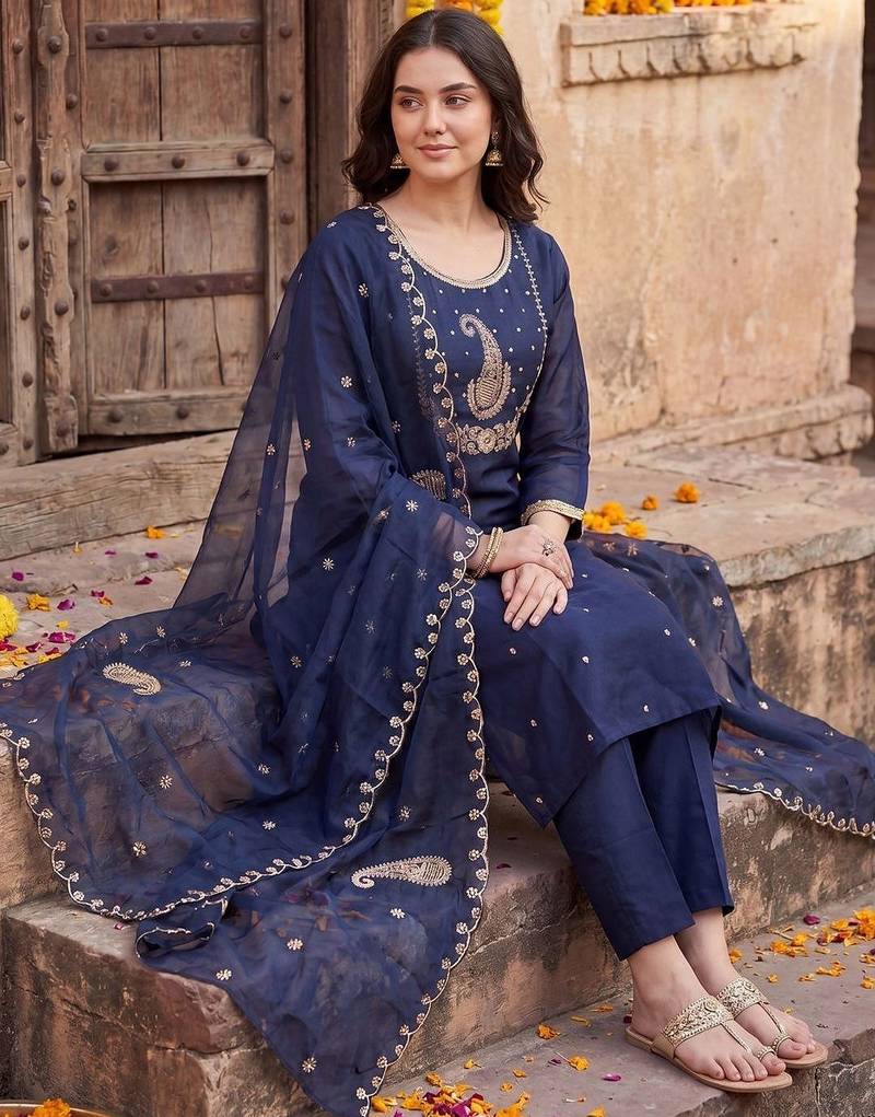 Women Ethnic Motifs Embroidered Regular Kurta with Trousers & With Dupatta