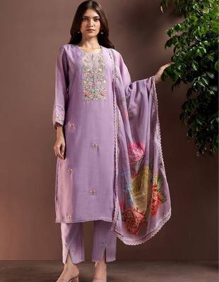 Women Floral Embroidered Regular Thread Work Kurta with Trousers & With Dupatta 1