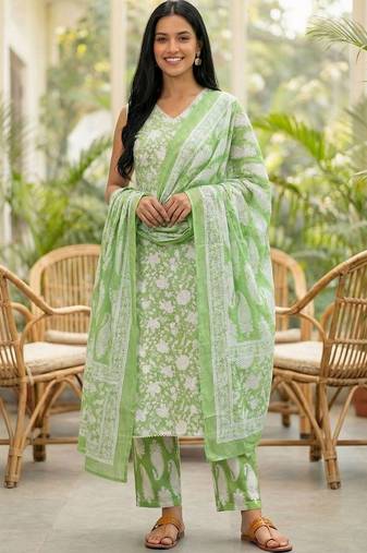 Women Floral Printed Regular Pure Cotton Kurta with Trousers & With Dupatta