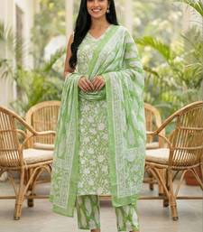 Women Floral Printed Regular Pure Cotton Kurta with Trousers & With Dupatta