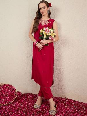 Women Embroidered Regular Thread Work Kurta with Trousers 2