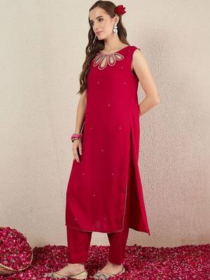 Women Embroidered Regular Thread Work Kurta with Trousers 3