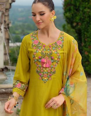Women Floral Embroidered Regular Thread Work Kurta with Trousers & With Dupatta 2