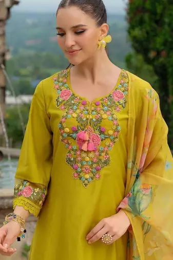 Women Floral Embroidered Regular Thread Work Kurta with Trousers & With Dupatta