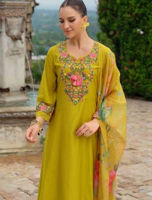 Women Floral Embroidered Regular Thread Work Kurta with Trousers & With Dupatta 5