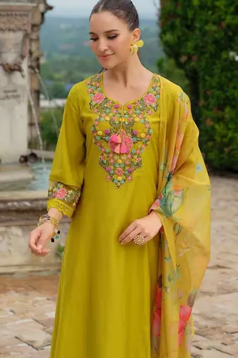 Women Floral Embroidered Regular Thread Work Kurta with Trousers & With Dupatta