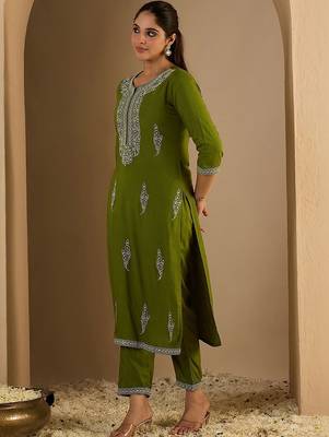 Women Ethnic Motifs Embroidered Regular Thread Work Kurta with Trousers 3