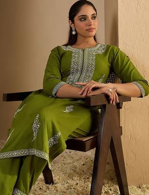 Women Ethnic Motifs Embroidered Regular Thread Work Kurta with Trousers 6