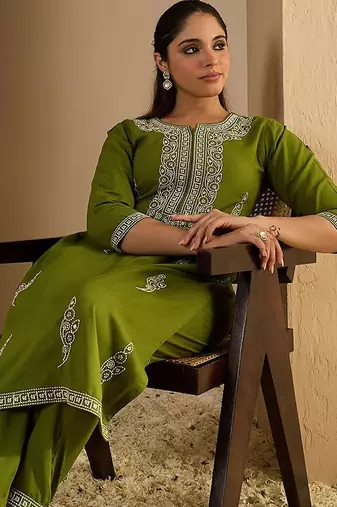 Women Ethnic Motifs Embroidered Regular Thread Work Kurta with Trousers