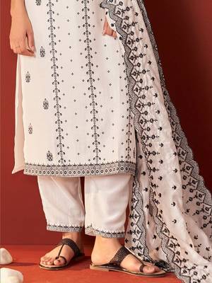 Women Ethnic Motifs Printed Regular Kurta with Trousers & With Dupatta 6