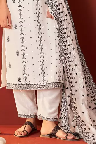 Women Ethnic Motifs Printed Regular Kurta with Trousers & With Dupatta