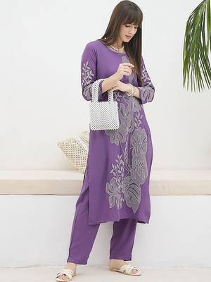 Women Floral Embroidered Regular Kurta with Trousers 1
