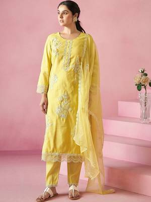 Women Floral Embroidered Regular Thread Work Kurta with Trousers & With Dupatta 1