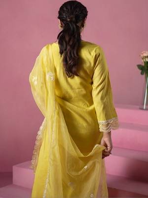 Women Floral Embroidered Regular Thread Work Kurta with Trousers & With Dupatta 2