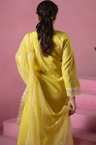Women Floral Embroidered Regular Thread Work Kurta with Trousers & With Dupatta