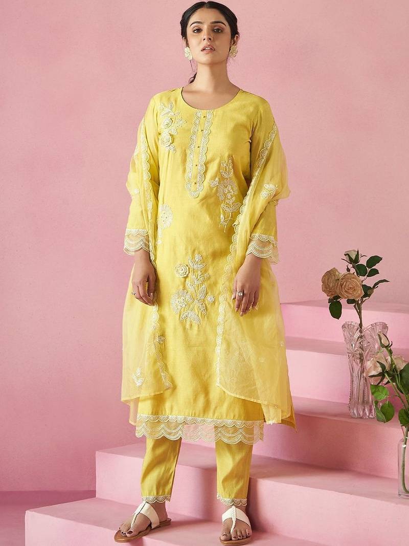 Women Floral Embroidered Regular Thread Work Kurta with Trousers & With Dupatta