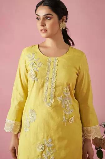 Women Floral Embroidered Regular Thread Work Kurta with Trousers & With Dupatta
