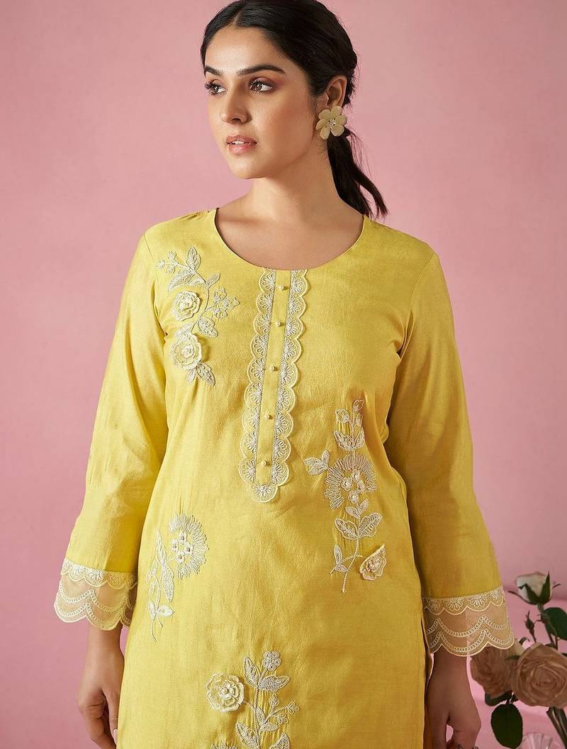 Women Floral Embroidered Regular Thread Work Kurta with Trousers & With Dupatta