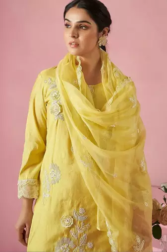 Women Floral Embroidered Regular Thread Work Kurta with Trousers & With Dupatta