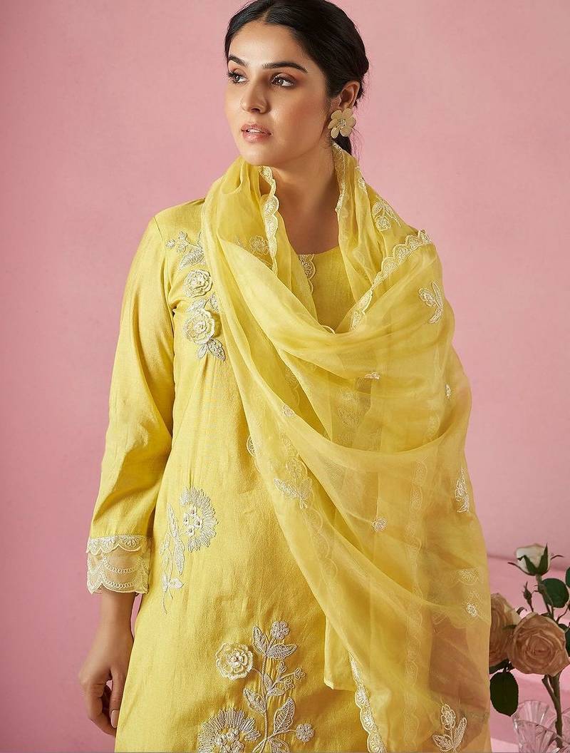 Women Floral Embroidered Regular Thread Work Kurta with Trousers & With Dupatta