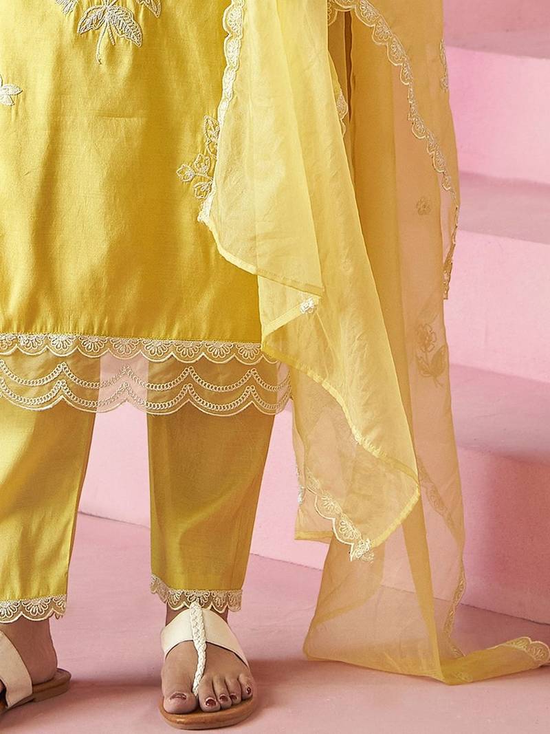 Women Floral Embroidered Regular Thread Work Kurta with Trousers & With Dupatta