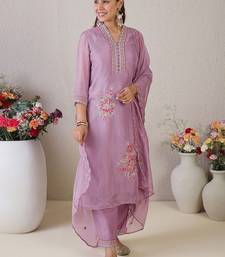 Women Floral Embroidered Regular Thread Work Kurta with Trousers & With Dupatta