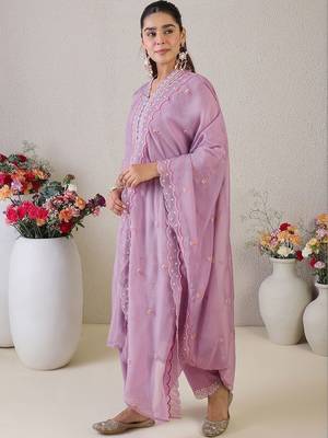 Women Floral Embroidered Regular Thread Work Kurta with Trousers & With Dupatta 6