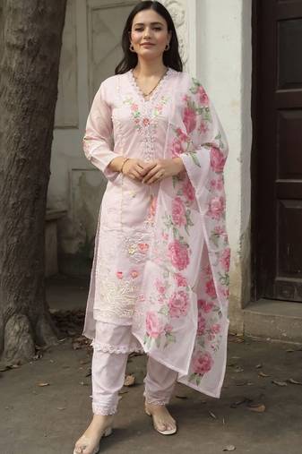 Women Floral Embroidered Regular Thread Work Kurta with Trousers & With Dupatta