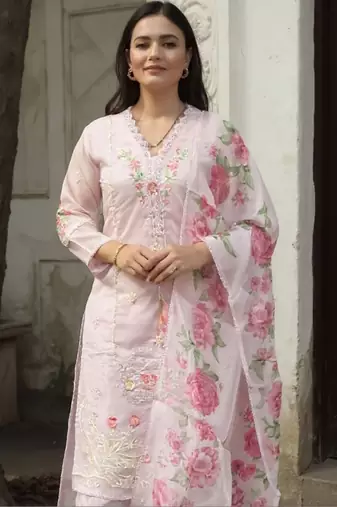 Women Floral Embroidered Regular Thread Work Kurta with Trousers & With Dupatta