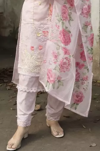 Women Floral Embroidered Regular Thread Work Kurta with Trousers & With Dupatta