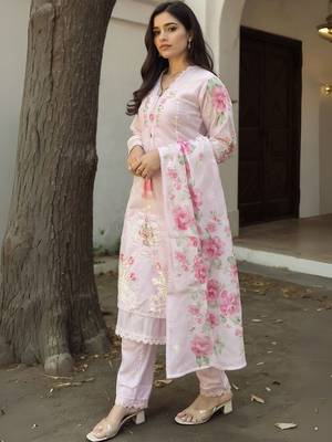 Women Floral Embroidered Regular Thread Work Kurta with Trousers & With Dupatta 5