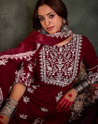 Women Ethnic Motifs Embroidered Regular Thread Work Kurta with Trousers & With Dupatta 3