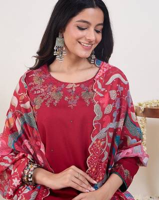 Women Floral Embroidered Regular Thread Work Kurta with Palazzos & With Dupatta 2