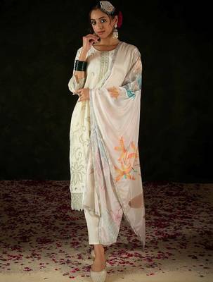 Women Floral Embroidered Regular Thread Work Kurta with Trousers & With Dupatta 1