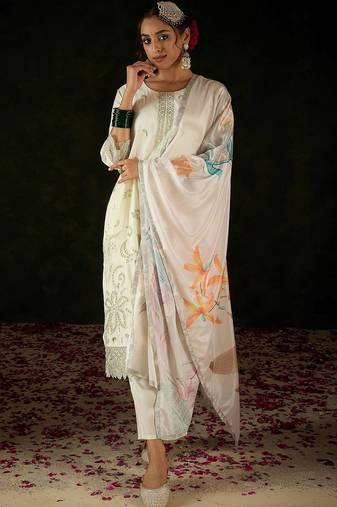 Women Floral Embroidered Regular Thread Work Kurta with Trousers & With Dupatta