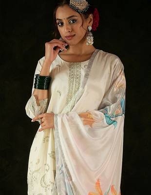 Women Floral Embroidered Regular Thread Work Kurta with Trousers & With Dupatta 2