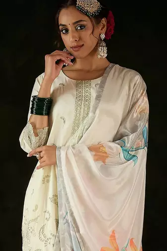 Women Floral Embroidered Regular Thread Work Kurta with Trousers & With Dupatta