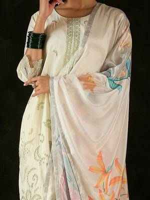 Women Floral Embroidered Regular Thread Work Kurta with Trousers & With Dupatta 5