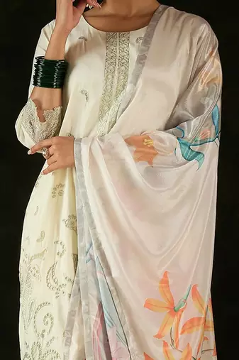 Women Floral Embroidered Regular Thread Work Kurta with Trousers & With Dupatta