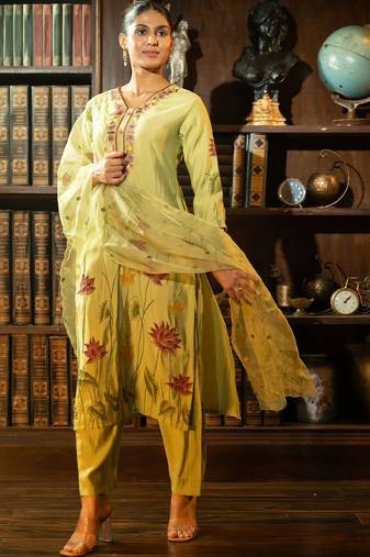 Women Floral Embroidered Regular Thread Work Kurta with Trousers & With Dupatta